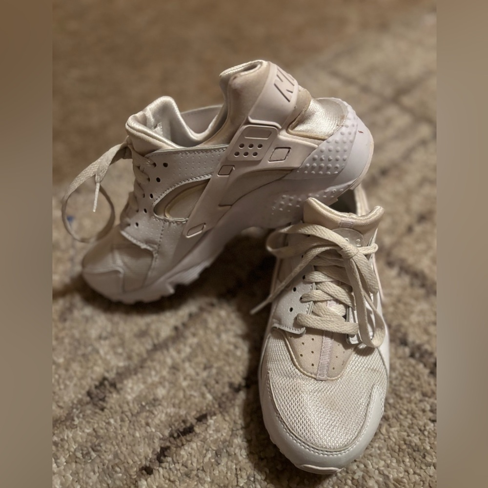 Nike kid’s Cream and White Sneakers